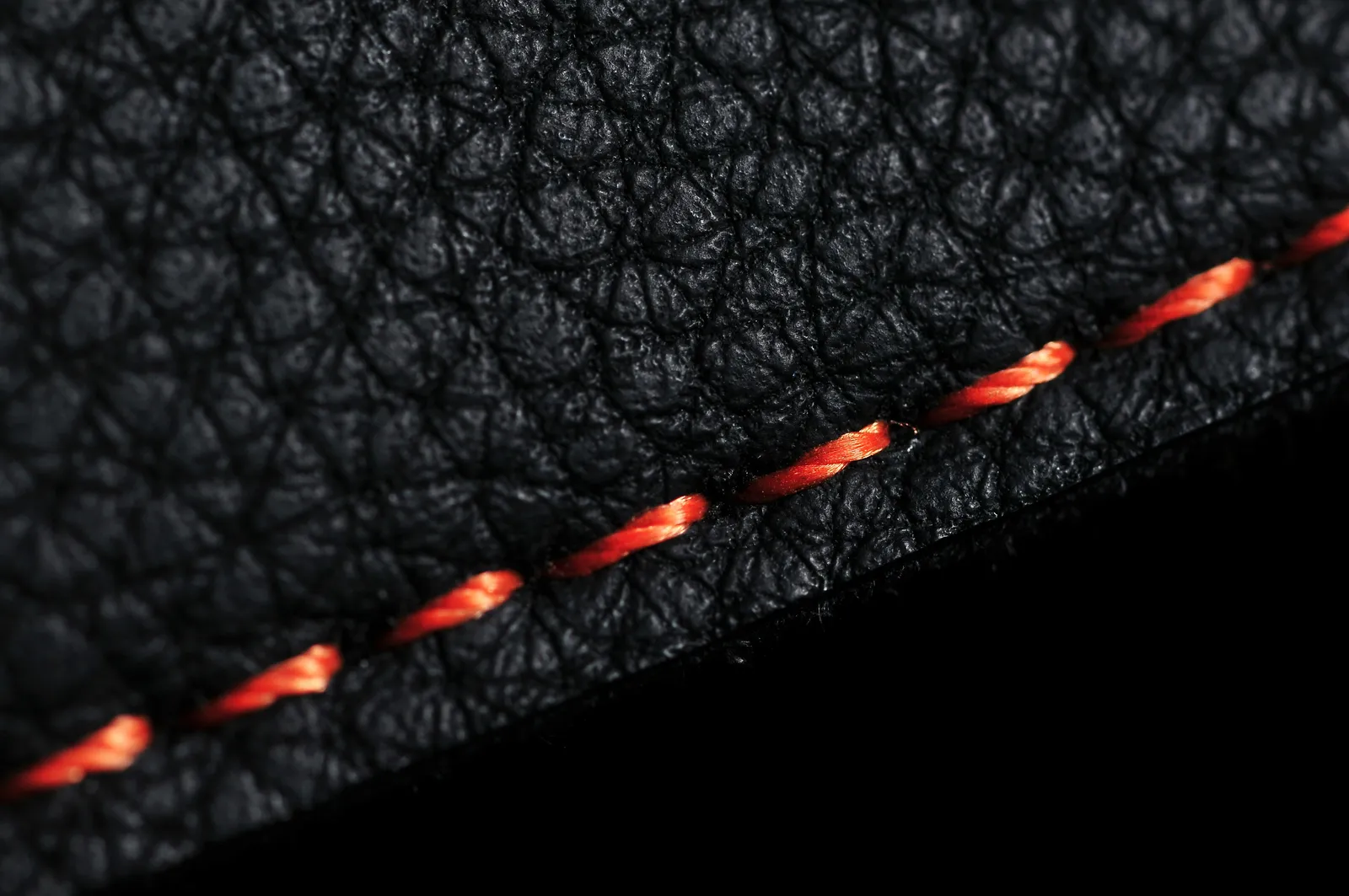 الحياكة اليدوية بتقنية Saddle Stitch